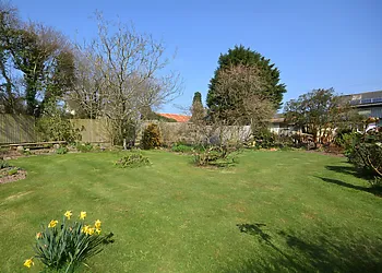 Spacious lawned garden