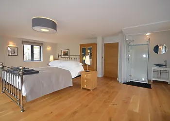 Master bedroom with en-suite shower 