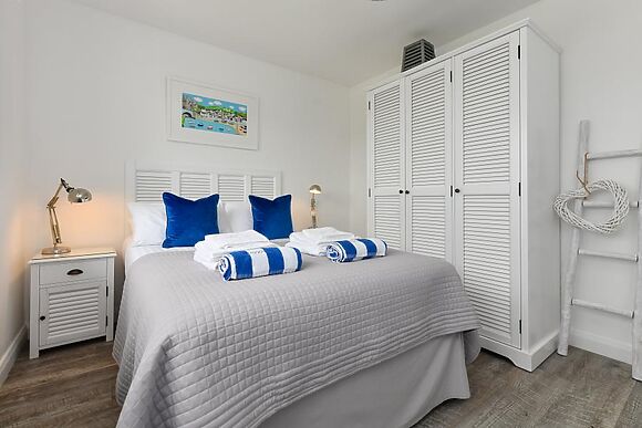 Bryn Rhosyn, 10 Cae Du