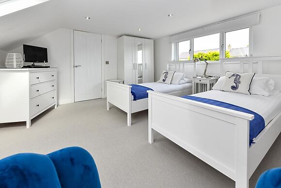 Bryn Rhosyn, 10 Cae Du