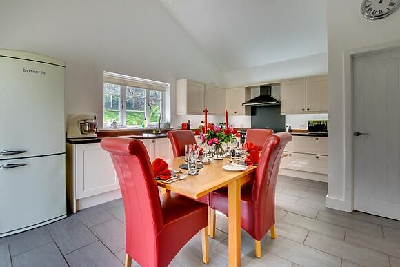 Wisteria Cottage - Bwthyn yr Ardd