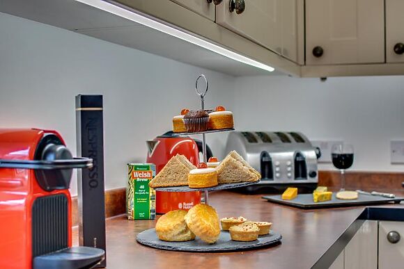 Wisteria Cottage - Bwthyn yr Ardd