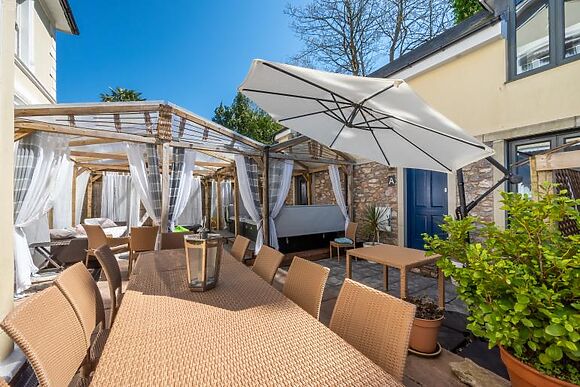 Rutland Lodge & Wellswood Mews