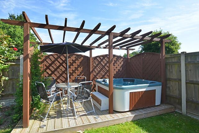 1-Bedroom Hot Tub Cottage in Ingworth