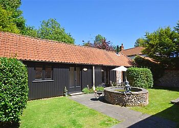 2-Bedroom Hot Tub Cottage with Pool in Roughton