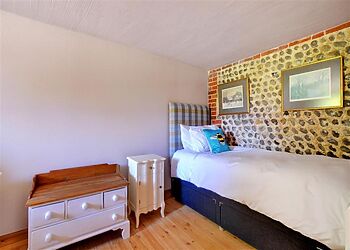 2-Bedroom Cottage with Hot Tub in Roughton