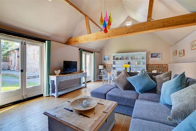 2-Bedroom Cottage with Hot Tub in Roughton