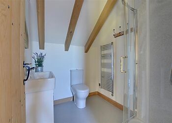 8-Bedroom Hot Tub Cottage in Stone