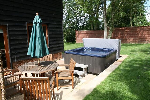 2-Bedroom Hot Tub Cottage in Sternfield