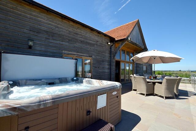 6-Bedroom Hot Tub Cottage in Stone