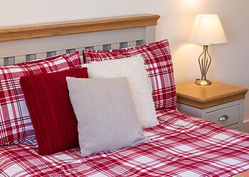 2-Bedroom Hot Tub Cottage in Cowbar