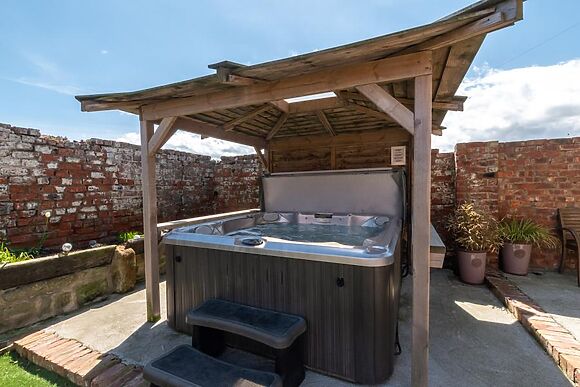 2-Bedroom Hot Tub Cottage in Cowbar