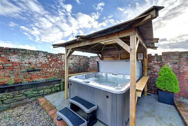 2-Bedroom Hot Tub Barn in Cowbar