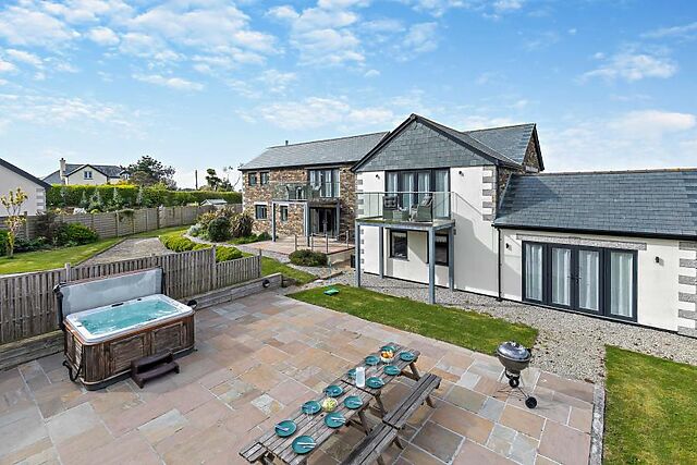 6-Bedroom Hot Tub Barn in St Issey
