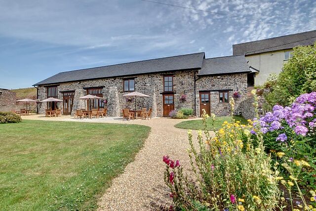 3-Bedroom Hot Tub Barn in Cove
