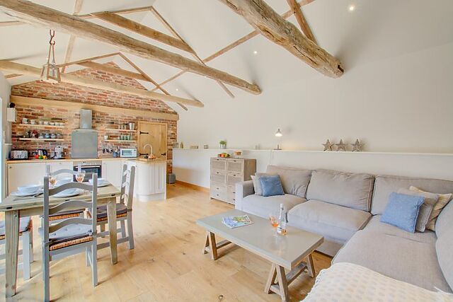 2-Bedroom Hot Tub Lodge in Rockland St Mary