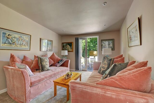 Dog-Friendly 2-Bedroom Hot Tub Cottage in Roughton