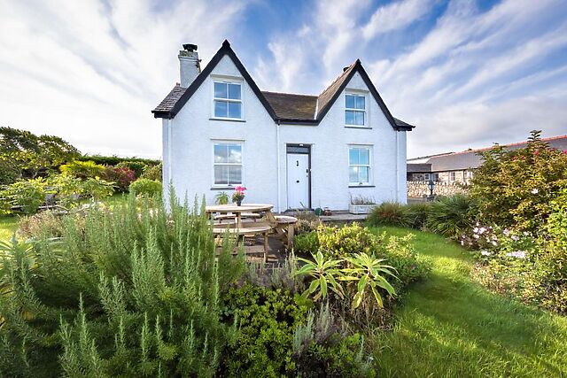 4-Bedroom Hot Tub Cottage in Bwlchtocyn