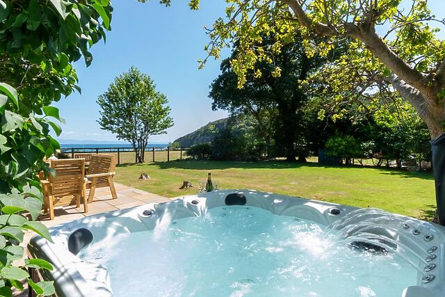4-Bedroom Cottage with Hot Tub in Llanbedrog