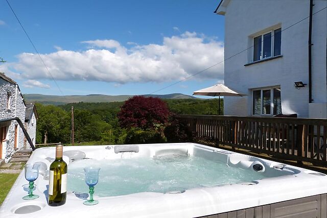 5-Bedroom Hot Tub Cottage in Derwenlas