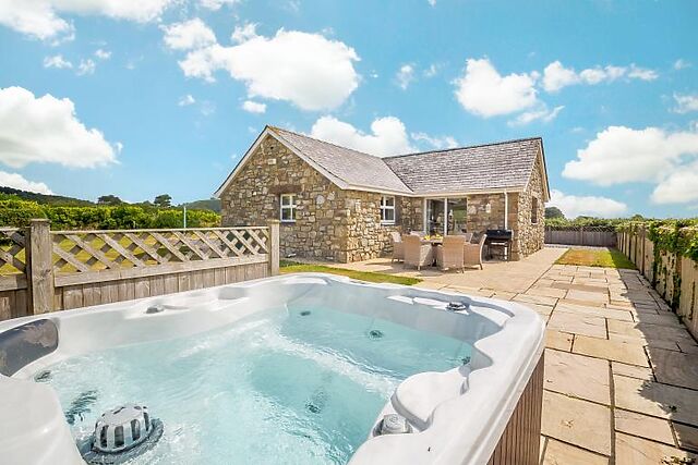 2-Bedroom Hot Tub Cottage in Abersoch