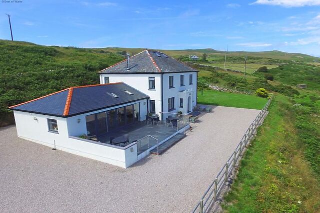 6-Bedroom Hot Tub Cottage in Rhiw