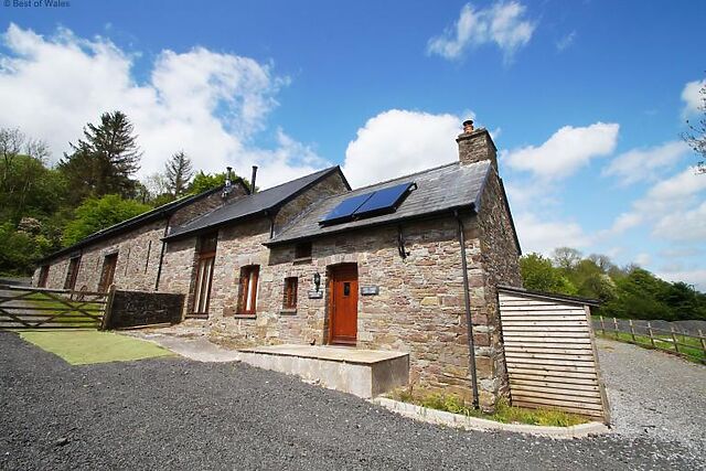10-Bedroom Hot Tub Cottage in Cray