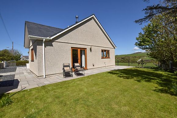 2-Bedroom Cottage in Llaniestyn