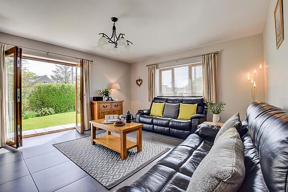 2-Bedroom Cottage in Llaniestyn
