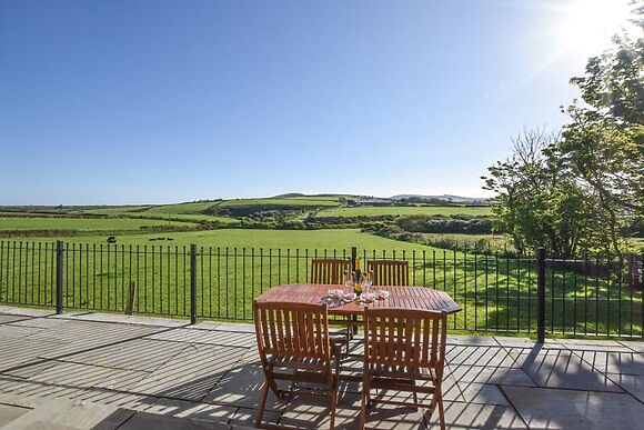 2-Bedroom Cottage in Llaniestyn