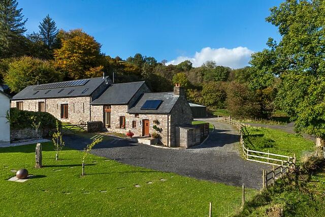4-Bedroom Hot Tub Barn in Cray