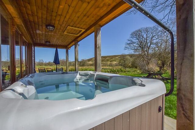 2-Bedroom Hot Tub Cottage in Llanbister