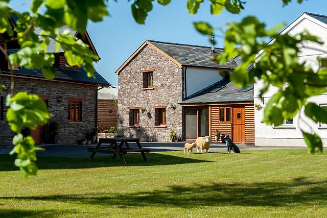 4-Bedroom Cottage with Hot Tub in Cray