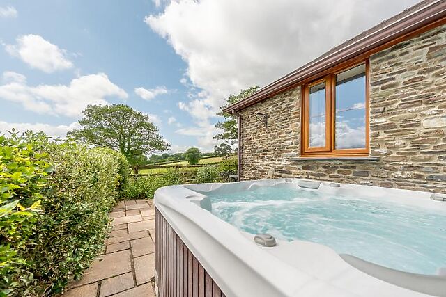 2-Bedroom Hot Tub Cottage in Lampeter
