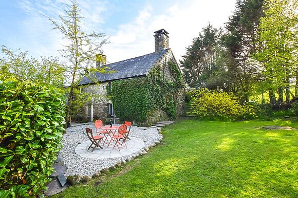 2-Bedroom Cottage in Rhiwf