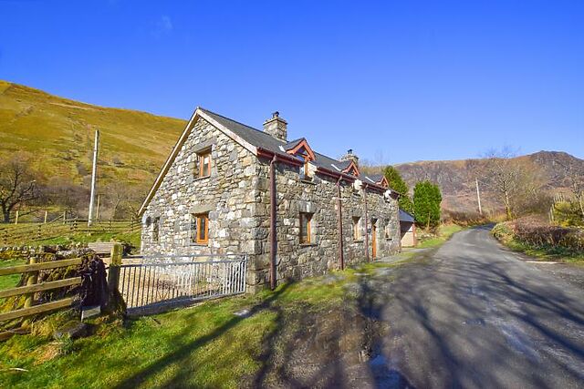 3-Bedroom Cottage with Hot Tub in Dinas Mawddwy