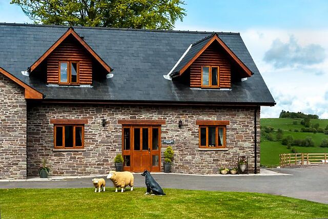 Dog-Friendly 4-Bedroom Hot Tub Cottage in Cray