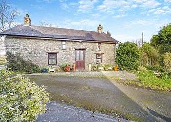 2-Bedroom Hot Tub Cottage in Cross Inn