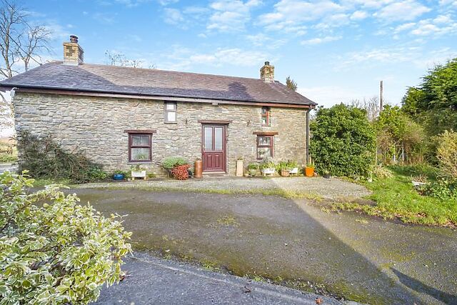 2-Bedroom Hot Tub Cottage in Cross Inn