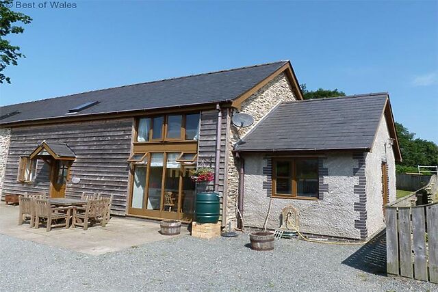 4-Bedroom Cottage with Hot Tub in Cilmery