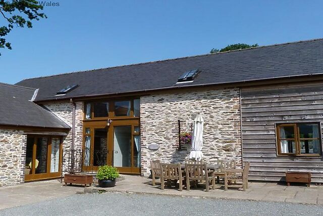 4-Bedroom Hot Tub Cottage in Cilmery
