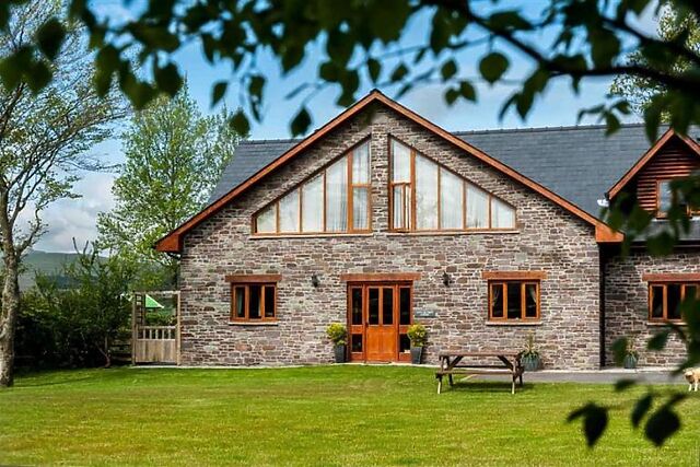 5-Bedroom Hot Tub Cottage in Cray