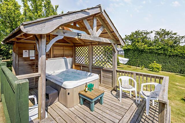 2-Bedroom Cottage with Hot Tub in Devils Bridge