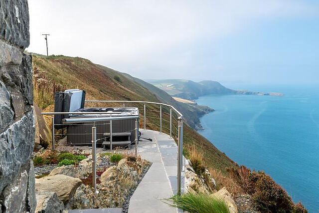 2-Bedroom Hot Tub Cottage in Blaencelyn