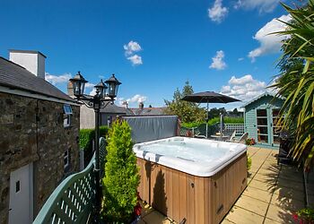 2-Bedroom Cottage with Log Burner in Llanbedrog