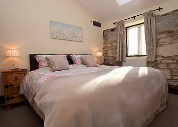 King size bedroom (can be made into a twin on request) with en-suite wet room