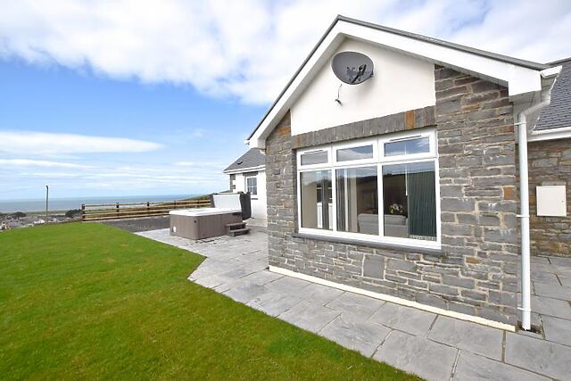 3-Bedroom Hot Tub Cottage in Llanon