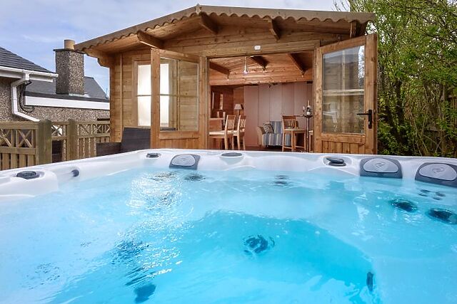 3-Bedroom Hot Tub Bungalow in Sarn Bach