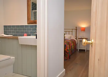Step into the spacious en-suite king size bedroom