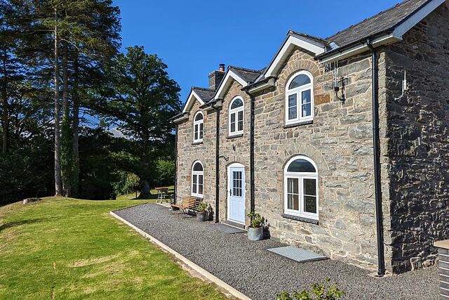 3-Bedroom Hot Tub Cottage in Llangadfan